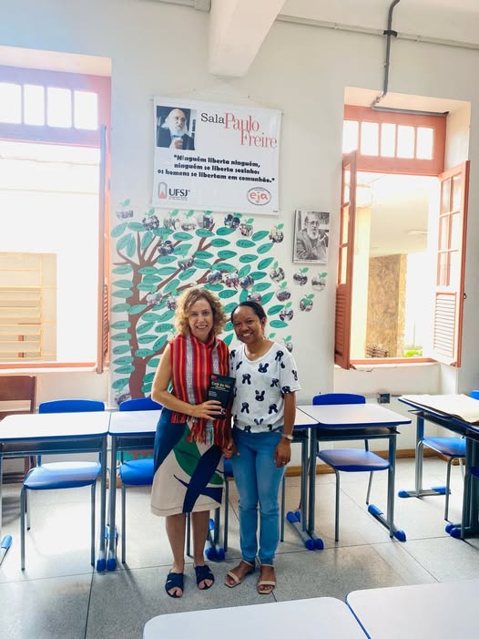 Foto com Profa. Dra. M�nica de �vila Todaro e a discente Cesaltina Martins Tilman
